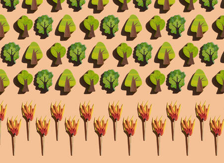 Studioaufnahme von brennenden Streichhölzern, die Reihen von kleinen Holzbäumen bedrohen - GEMF03564