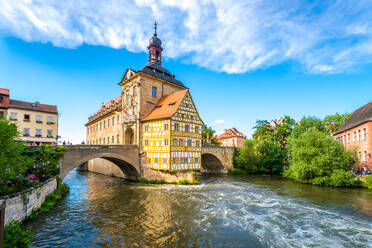 Brücke über Fluss gegen bewölkten Himmel - EYF04847