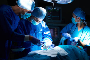 Chirurgen operieren Patienten - EYF04863