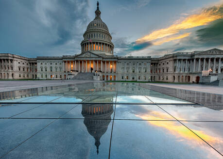 Reflexion der Vereinigten Staaten Capitol im Wasser während des Sonnenuntergangs - EYF04956