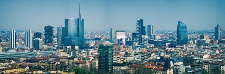 Luftaufnahme von modernen Gebäuden in der Stadt gegen den Himmel - EYF04992