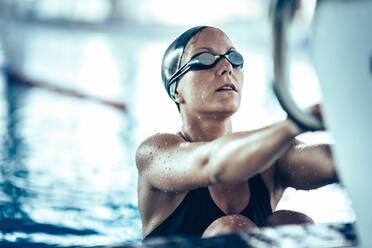 Frau im Schwimmbad während eines Wettkampfs - EYF05011