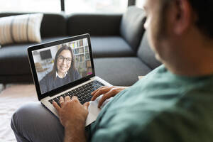 Mann benutzt Laptop für Videochat zu Hause - VABF02780