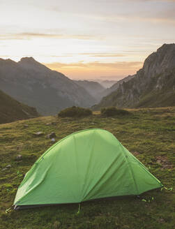 Spanien, Kantabrien, Grünes Zelt in den Picos de Europa in der Morgendämmerung aufgeschlagen - FVSF00146