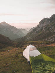 Spanien, Kantabrien, Weißes Zelt in den Picos de Europa in der Morgendämmerung aufgeschlagen - FVSF00148