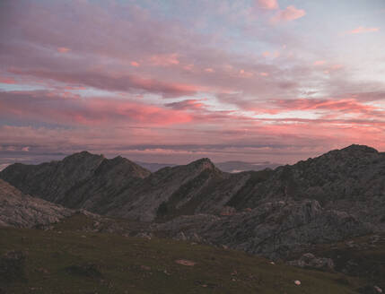 Spanien, Kantabrien, Picos de Europa in der rosa Dämmerung - FVSF00150