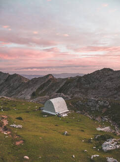 Spanien, Kantabrien, Weiße Struktur in den Picos de Europa in der Morgendämmerung - FVSF00151