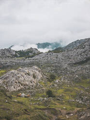 Spanien, Kantabrien, Weiße Wolken über der felsigen Landschaft der Picos de Europa - FVSF00152