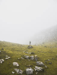 Spanien, Kantabrien, Weibliche Rucksacktouristin beim Wandern in den Picos de Europa bei nebligem Wetter - FVSF00155