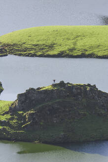 Portugal, Azoren, Junge Frau steht auf dem Gipfel eines Hügels im Caldeirao-Krater - FVSF00167