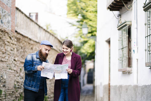 Paar mit Stadtplan bei der Erkundung der Stadt, Albaicin, Granada, Spanien - DGOF00823