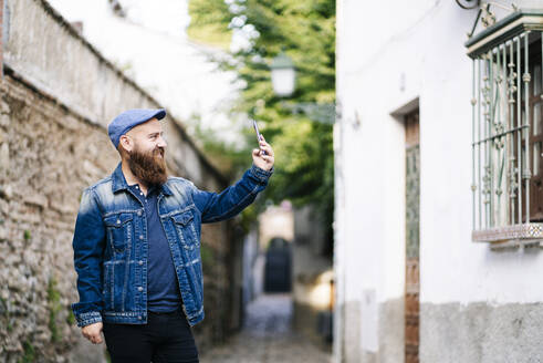 Tourist macht ein Selfie in der Stadt, Albaicin, Granada, Spanien - DGOF00826