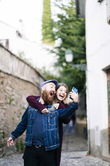 Unbekümmertes Paar macht ein Selfie in der Stadt, Albaicin, Granada, Spanien - DGOF00827