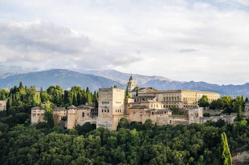 Blick auf die Alhambra mit der Sierra Nevada im Hintergrund, Granada, Spanien - DGOF00835