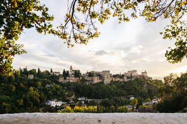 Blick auf die Alhambra bei Sonnenuntergang, Granada, Spanien - DGOF00846