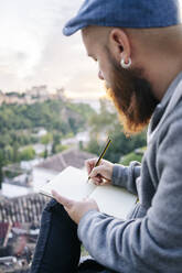 Mann am Beobachtungspunkt beim Zeichnen einer Skizze der Alhambra, Granada, Spanien - DGOF00850
