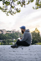 Mann am Beobachtungspunkt beim Zeichnen einer Skizze der Alhambra, Granada, Spanien - DGOF00851