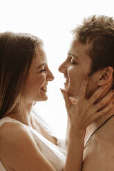 Porträt eines glücklichen, intimen jungen Paares - GMLF00055