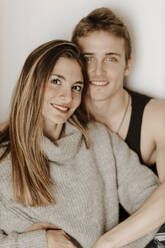 Porträt eines glücklichen jungen Paares zu Hause - GMLF00064