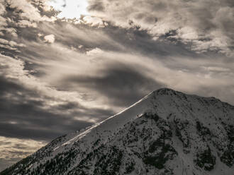 Spanien, Schneebedeckter Gipfel in den Pyrenäen - JMF00493