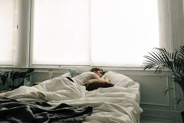 Schlafende Frau im Bett - ERRF03464