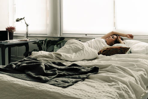 Woman snoozing in bed - ERRF03465