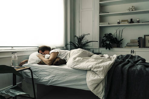 Woman sleeping in bed - ERRF03466