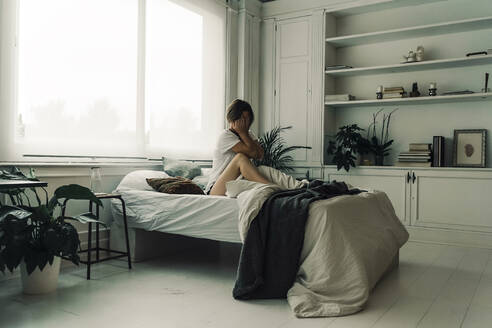 Woman waking up in the morning - ERRF03468