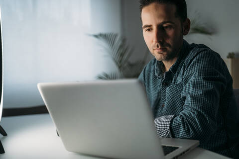 Vlogger benutzt Laptop zu Hause, lizenzfreies Stockfoto