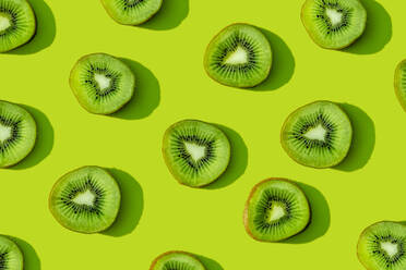 Kiwifruchtmuster auf grünem Hintergrund - GEMF03574