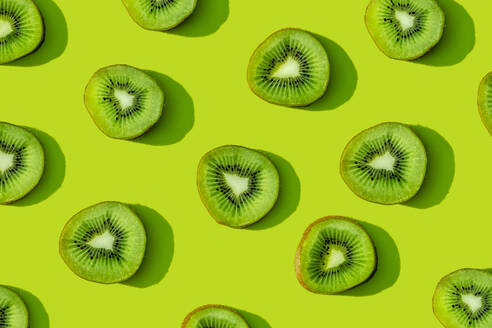 Kiwi fruit pattern on green background - GEMF03574