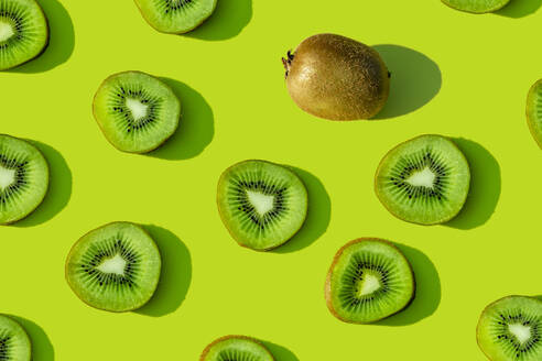 Kiwifruchtmuster auf grünem Hintergrund - GEMF03575