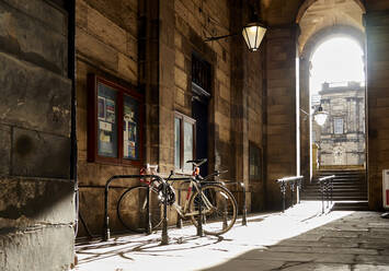 In einer überdachten Gasse abgestelltes Fahrrad - VEGF01888