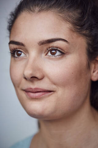 Porträt einer lächelnden jungen Frau mit braunen Augen, lizenzfreies Stockfoto