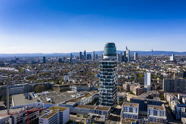 Deutschland, Hessen, Frankfurt, Blick aus dem Hubschrauber auf den Neuen Henninger Turm und die umliegenden Gebäude in der Innenstadt - AMF08004