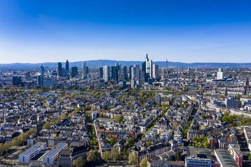 Deutschland, Hessen, Frankfurt, Klarer blauer Himmel über dem Stadtzentrum - AMF08005
