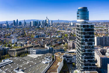 Deutschland, Hessen, Frankfurt, Blick aus dem Hubschrauber auf den Neuen Henninger Turm und die umliegenden Gebäude in der Innenstadt - AMF08006