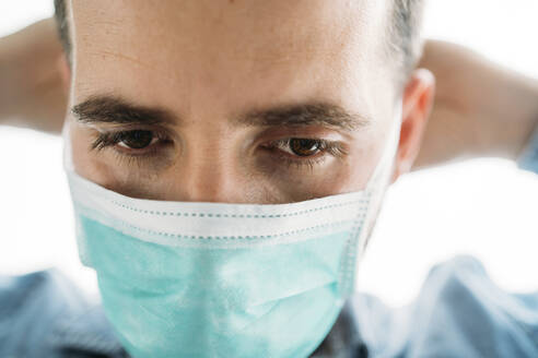 Nahaufnahme eines Geschäftsmannes mit Schutzmaske während des Ausbruchs des Coronavirus, Almeria, Spanien, Europa - MPPF00862
