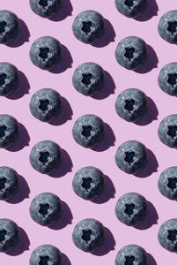 Blaubeeren in einer Reihe, Muster auf lila Hintergrund - GEMF03592