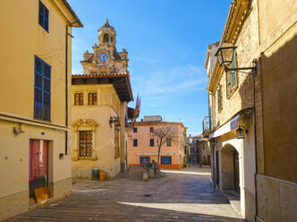 Spain, Balearic Islands, Mallorca, Alcudia, Old town street with town hall tower in background - SIEF09765