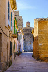 Spain, Balearic Islands, Mallorca, Alcudia, Old town alley with Church of Saint Jaume in background - SIEF09767