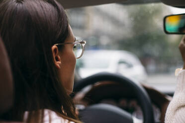 Nahaufnahme einer Frau in einem Cabrio in der Stadt - ABZF03092