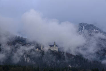 Deutschland, Bayern, Hohenschwangau, Luftaufnahme von Schloss Neuschwanstein in Nebel gehüllt - LBF03035