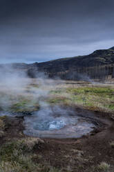 Island, Dampfender Geysir im Frühling - DAMF00361