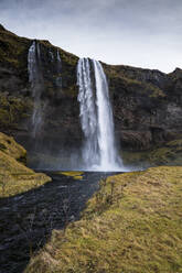 Island, Seljalandsfoss-Wasserfall, der die Klippe hinunterplätschert - DAMF00369