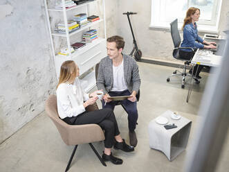 Geschäftsmann und Geschäftsfrau mit Tablet haben eine Sitzung in modernen Büro - CVF01606