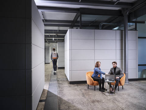Geschäftsmann und Geschäftsfrau haben ein Treffen in einem modernen Büro, lizenzfreies Stockfoto