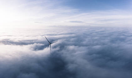 Deutschland, Luftaufnahme einer in Wolken gehüllten Windkraftanlage in der Morgendämmerung - WFF00328
