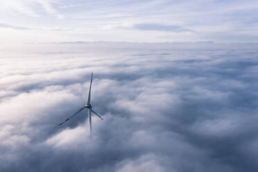 Deutschland, Luftaufnahme einer in Wolken gehüllten Windkraftanlage in der Morgendämmerung - WFF00329