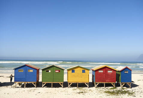 Bunte Cabanas am Strand von Muizenberg, Südafrika - VEGF01889